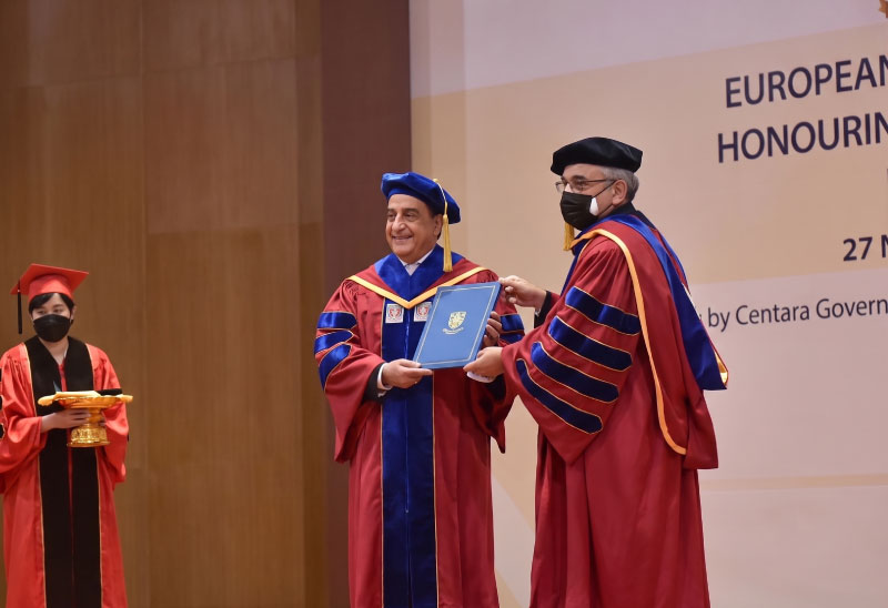 Dr. John Sachtouras receiving an international leadership award
